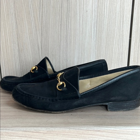 Gucci Women’s Black Suede Loafers with Gold Detail. - Picture 4 of 6